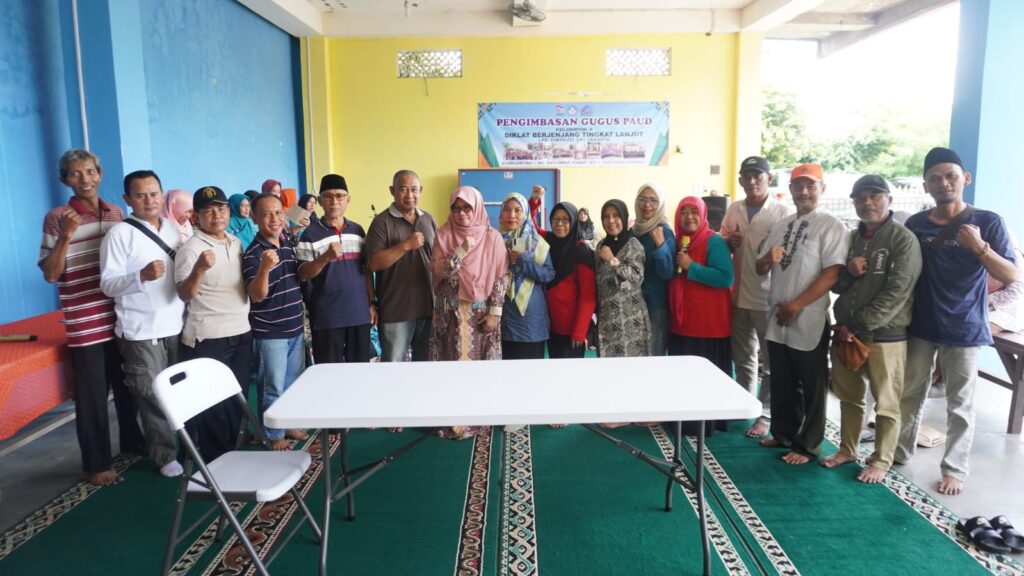 Dukung Peningkatan Kesehatan Masyarakat, Anis Byarwati Beri Bantuan Meja dan Kursi Posyandu Lansia dan Balita RW 03 Batu Ampar