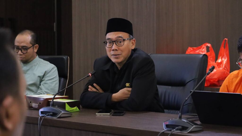 Anggota Komisi B DPRD DKI Jakarta M Taufik Zoelkifli (MTZ) meminta usulan kenaikan tarif Mikrotrans atau JakLingko sebesar Rp 2.000 dikaji kembali.